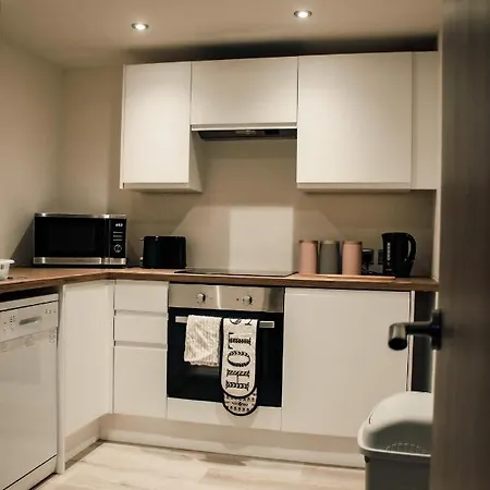 Bv Comfy Basement At Conditioning House * Bradford (West Yorkshire)