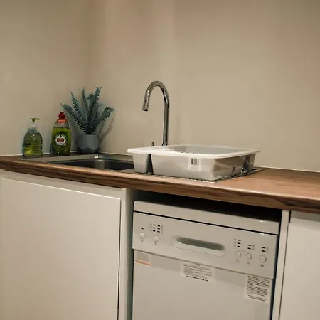 Apartment Bv Comfy Basement At Conditioning House Bradford (West Yorkshire)